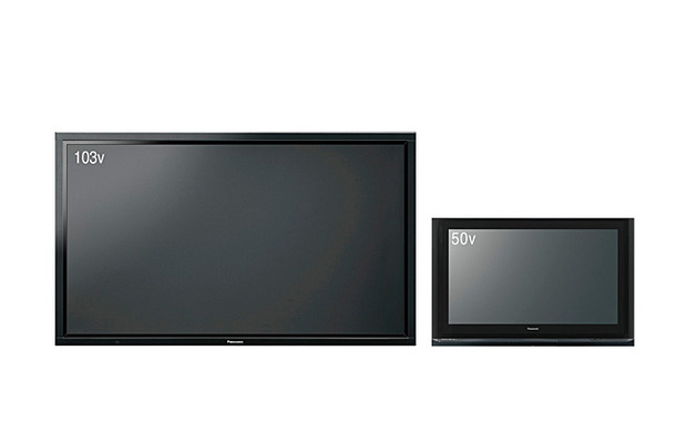103型のフルHDプラズマディスプレイパネル（試作品）、右は発表済みの50V型フルHDプラズマテレビ