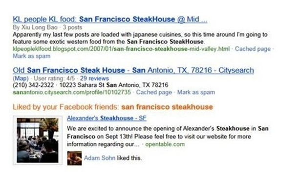 通常の検索結果の下に、Facebook上の友人（Adam Sohn）が「Like！」をしたレストラン（Alexander's Stekhouse）が表示