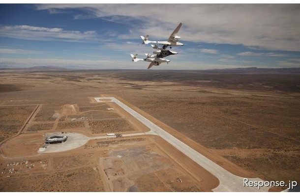 アメリカ宇宙空港 宇宙船のフライオーバー。宇宙船は双胴の母機から発進する。帰路は滑空