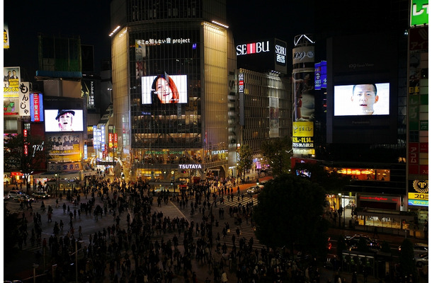 YUI、清水翔太、JASMINEが渋谷の3面ビジョンでセッション