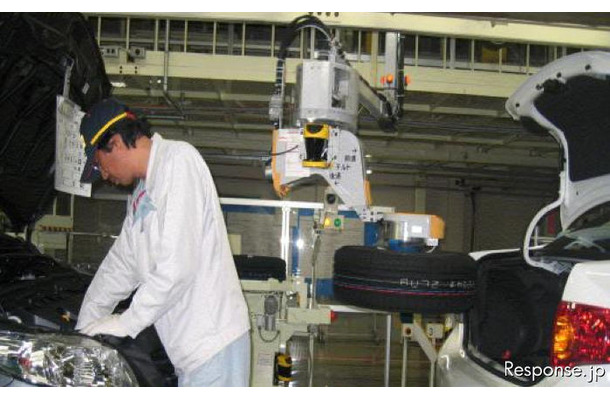 第4回ロボット大賞 自動車の組立工場においてスペアタイヤを自動車のトランクに搭載するロボット