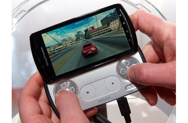 スライド部を開くと、PSP goにも似たゲーム用コントローラーが登場