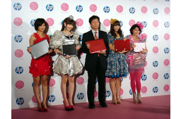 日本HP取締役副社長執行役員の岡隆史氏（中央）とAKB48のメンバー