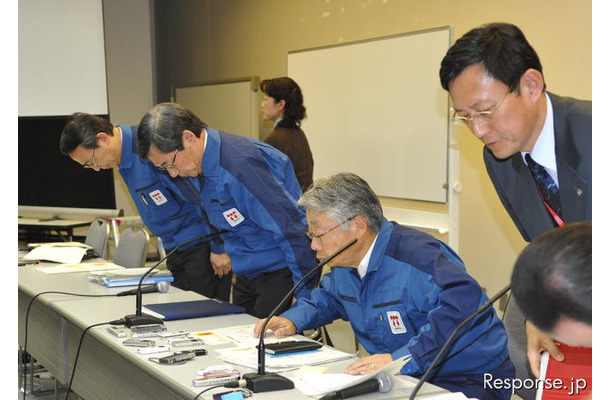 謝罪で始まった東京電力・清水正孝社長の会見（右から2番目） （13日22時・東電本社）　撮影＝中島みなみ