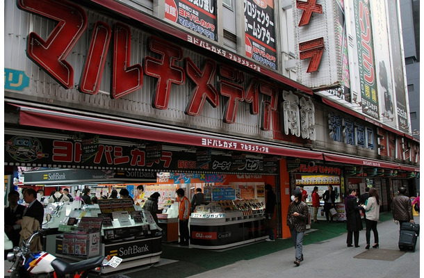 営業中の店舗でも、地震を受けた節電により、店頭のネオンは消されている