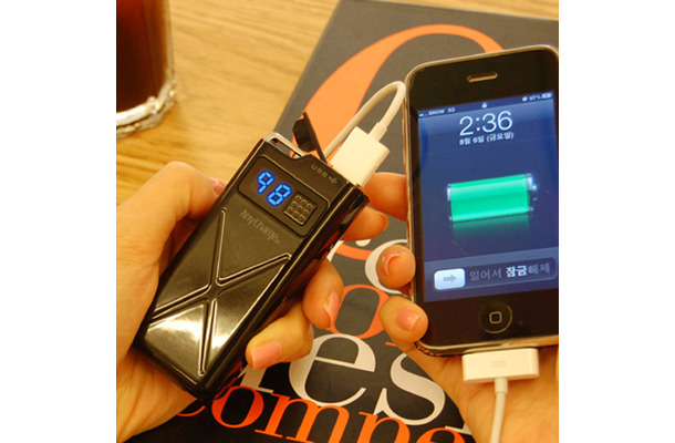 「AMS-D100B」でiPhoneを充電するイメージ（iPhoneは別売）