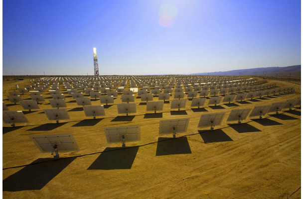 カリフォルニア州のモハーヴェ砂漠にて建設中の太陽熱発電所