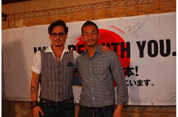 映画「パイレーツ・オブ・カリビアン」最新作公開を前に日本向けに特別会見を開いたジョニー・デップ（左）と中田英寿氏