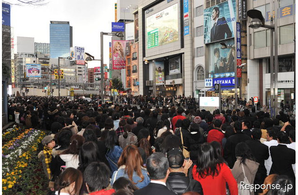 地震発生から1時間で、JR新宿駅　スタジオ・アルタ前は人で埋め尽くされていた