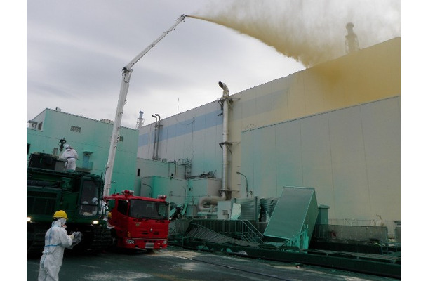 福島原発1号機タービン建屋への飛散防止剤散布風景