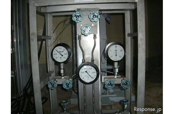 福島第一原子力発電所1号機、仮設原子炉圧力計設置状況及び作業風景（6月3日、1号機原子炉建屋1階北側）