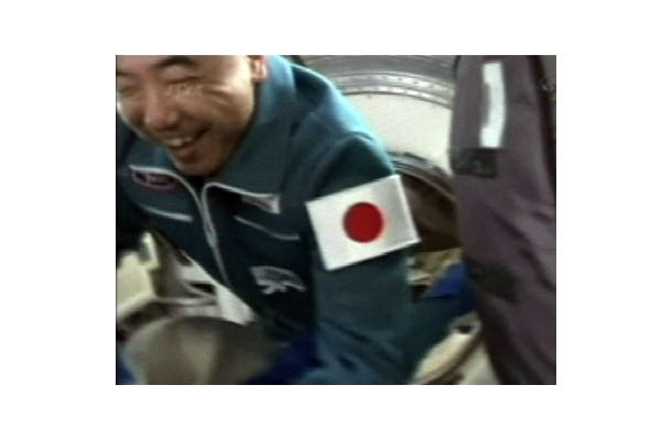 ISSに入室する古川宇宙飛行士（出典：JAXA/NASA）