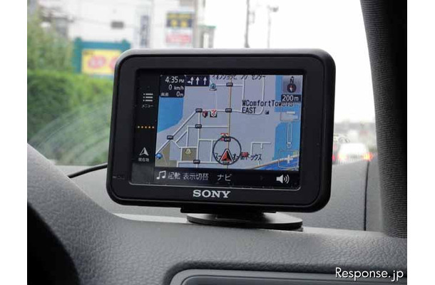 ポケットにも入るコンパクトさを実現したNV-U37。ブラックの他、ホワイト、オレンジの3色を用意
