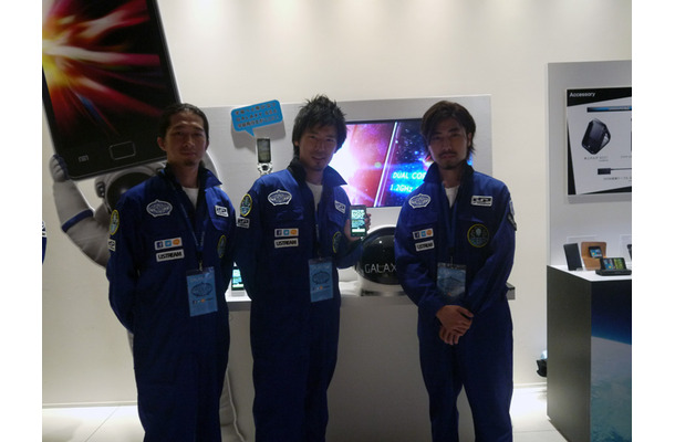 宇宙を意識したスタッフやディスプレイが並ぶ会場