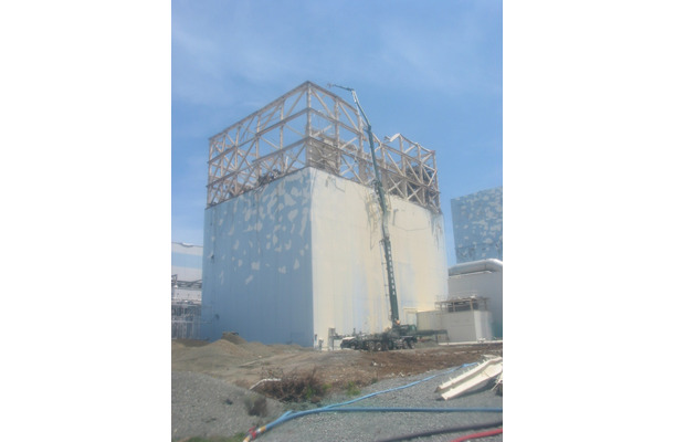 福島第一原子力発電所原子炉建屋上部空気中放射性物質のサンプリング状況（1号機）