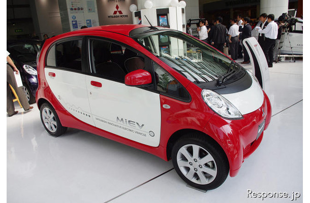 6日に発表された、改良型の三菱i-MiEV。低価格仕様には東芝製のリチウムイオン電池を採用した