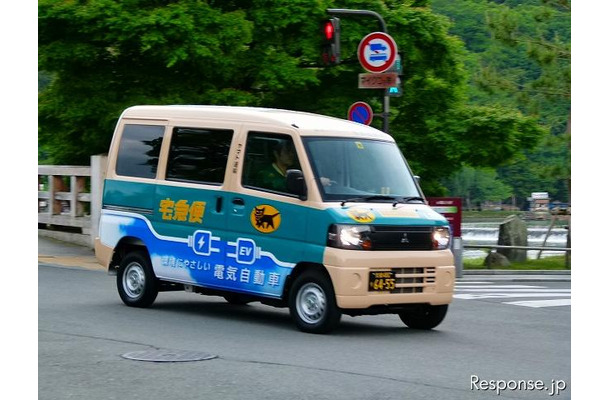 京都嵐山付近を走るクロネコヤマト（三菱ミニキャブMiEV）