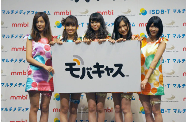 アイドリング!!!メンバー、左から、3号遠藤舞、19号橘ゆりか、20号大川藍、21号橋本楓、23号伊藤祐奈