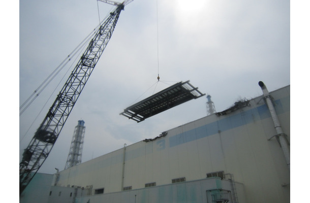 福島第一原子力発電所 3号機タービン建屋　屋根設置工事の作業状況（7月18日撮影）