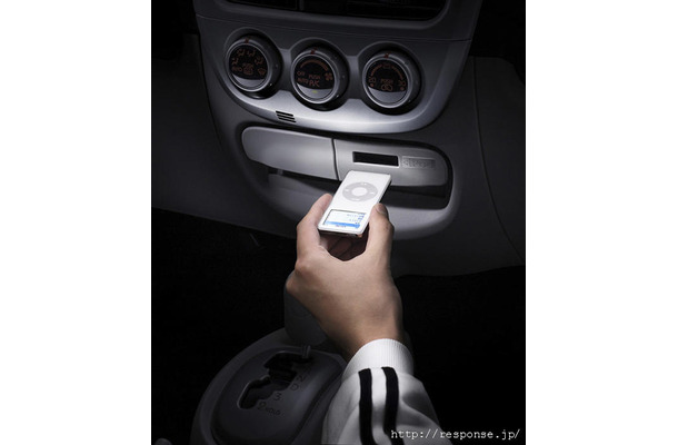 　三菱自動車は、『i』（アイ）に、携帯音楽プレーヤー 『iPod nano』を専用スロットに差し込むだけですっきりと装着できるAV一体型HDDナビゲーションを採用した、特別仕様車「i Play Edition」を17日から発売開始した。