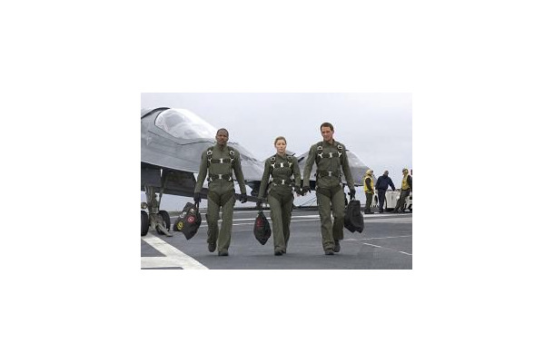 人工知能を搭載した戦闘機とパイロット3人のエア・バトルを描いた映画「ステルス」