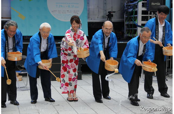 29日開催「行幸通りde打ち水」の風景。大手町界隈での打ち水イベントは8月31日まで開催中。