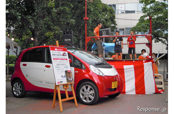 三菱は地域の夏祭り「芝まつり」でおこなわれた「ちびっこのど自慢大会」の機材用電源として、i-MiEVと給電装置を提供した（30日）