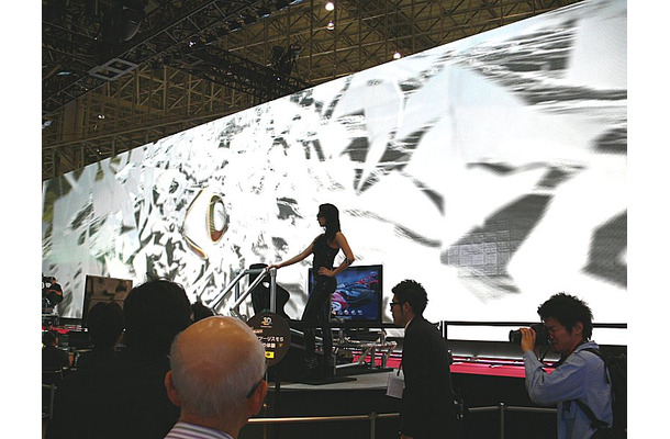 「CEATEC JAPAN　2010」。巨大な3D LEDディスプレイが設置されているソニーブースのメインステージ
