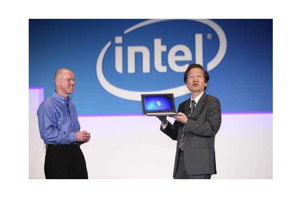 ASUSのジョニー・シー会長（右）とともに、Ultrabookを紹介する、インテルのショーン・マローニ主席副社長（Computex 2011にて）