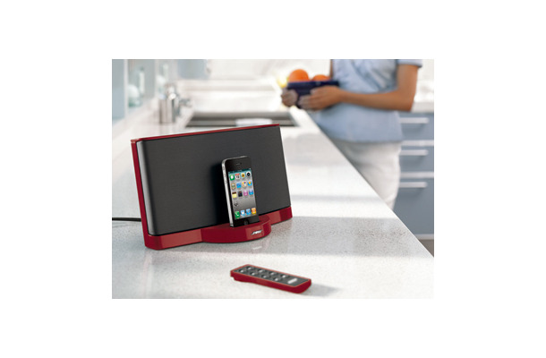 「SoundDock Series II digital music system limited-edition Red」（iPhone/iPodは別売）