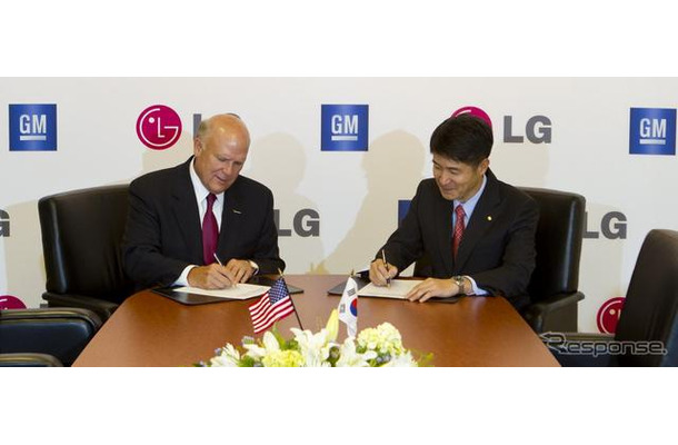 GMのダン・アカーソンCEO（左）とLGグループのJuno Cho社長兼COO