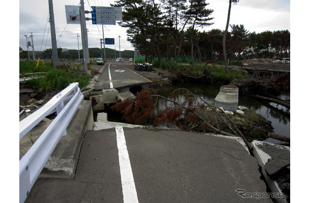 県道58号線。七ヶ浜町菖蒲田浜付近（7月下旬）