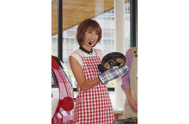 タレントの東原亜希さんが、三菱の電気自動車i-MiEVの電力でアウトドア料理に挑戦。2日、東京・豊洲でデモンストレーションがおこなわれた。