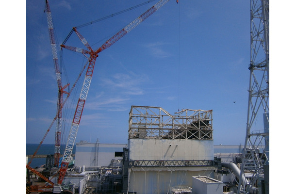 福島第一原子力発電所1号機　原子炉建屋開口部　ダストサンプリング風景 （8月30日撮影）