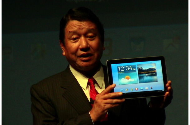 Glaxy Tab 10.1 LTEを紹介するNTTドコモの山田隆持社長