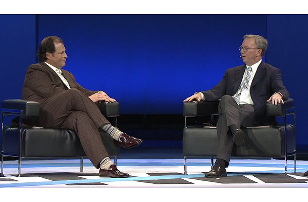 Googleのエリック・シュミット（Eric Schmidt）会長（右）とマーク・ベニオフ(Marc Benioff）セールスフォースCEO
