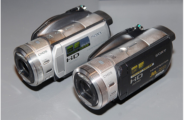8cm DVD採用のHDR-UX1（左）、30GB HDD搭載のHDR-SR1（右）