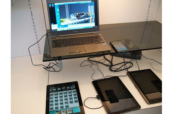 Pair ＆ Shareのデモ。PCとiPad、Android搭載スマートフォンおよびタブレットとの間で写真を共有