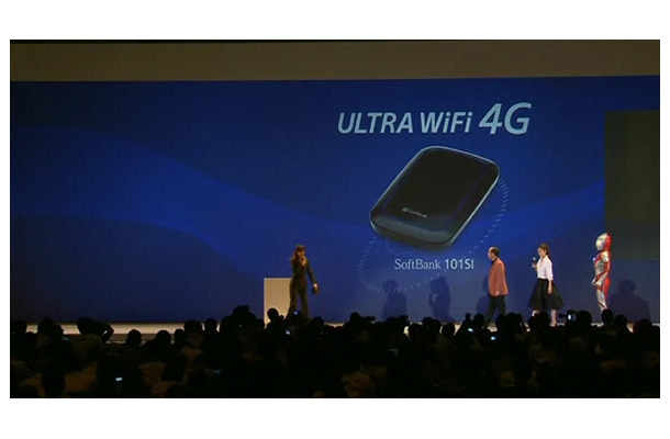 「ULTRA WiFi 4G SoftBank 101SI」の紹介の模様（中継画像より）