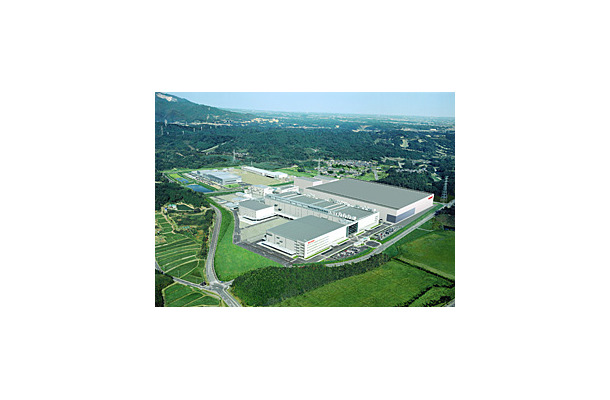 　シャープは1日、同社の亀山第2工場（三重県亀山市）で8月からマザーガラスを順次投入すると発表した。