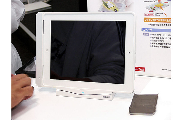 発表されたばかりのiPad2用ワイヤレス充電スタンド「エアボルテージ for iPad2」。購入を検討している人は、カバー装着時の感触などを確かめるために、実際に手に持ってみるとよいだろう。
