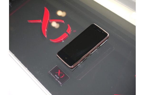 参考展示されていたLTEサービス「Xi」対応のLG製のスマートフォン