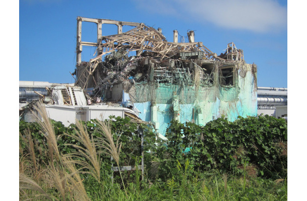 3号機原子炉建屋外観～２・３号機間西側高台から撮影～