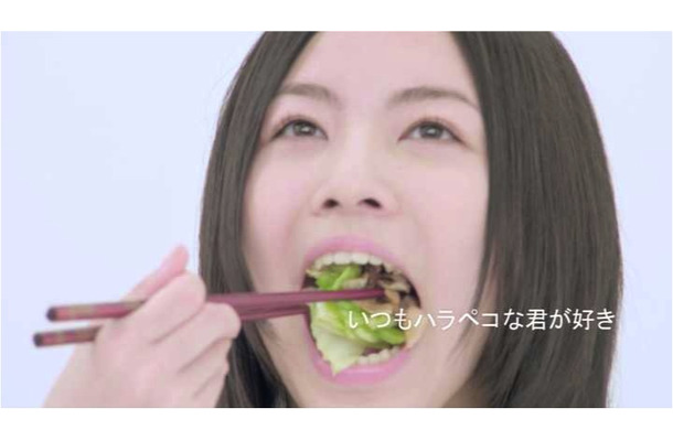 Cook Doの「香味ペースト」でつくった野菜炒めを食べる松井珠理奈