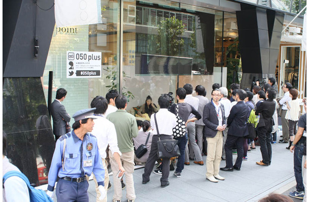 コレクトポイント原宿店のショーウィンドウには安藤サクラさん