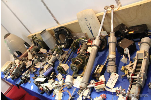 東京国際航空宇宙展2011の航空機部品マーケットではYS-11の部品をはじめ“空のお宝”が注目を集めていた