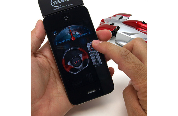 「iPhone Controlled Wall Climbing Car iW500」をiPhoneで操作するイメージ（iPhoneは別売）