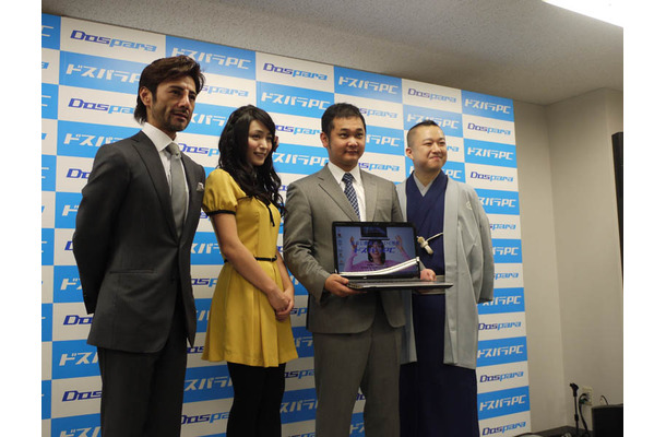 会見後半にはタレントの川村ゆきえさん、噺家の柳家三之助さん、経営コンサルタント・声優・コメンテーターのショーンKさんが登場（左から3番目は代表取締役の尾崎健介氏）。