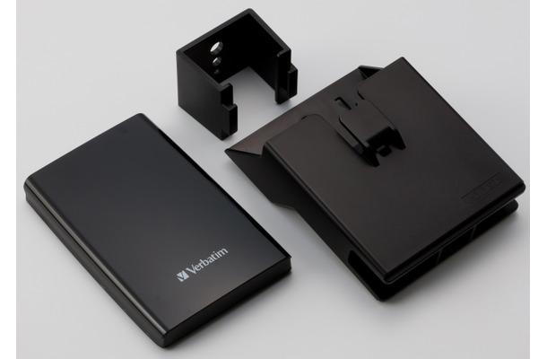 「Verbatim EV 1TB USB3.0 Black」（型番：36417）本体とテレビ背面への取り付け器具