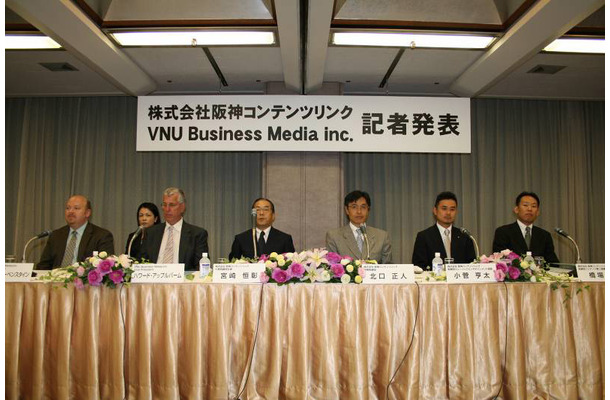 左より、VNU Business Media Inc.のGeneral Councilエリック・ルーベンスタイン氏、Vice Presidentハワード・アップルバーム氏、阪神コンテンツリンク代表取締役社長・宮崎恒彰氏、常務取締役・北口正人氏、取締役ミュージックエンタテインメント部長・小菅亨太氏、取締役第2営業部長・橋場浩氏